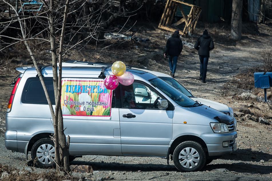 Продавцы цветов с приближением праздника меняют цены каждый день, Фото с места события собственное