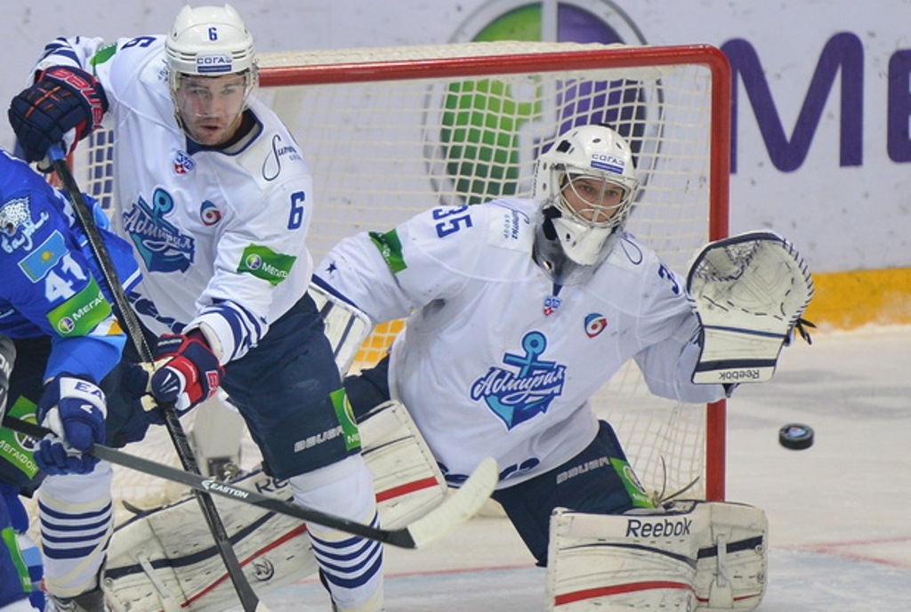Голкипер "Адмирала" Евгений Иванников - один из лучших вратарей Лиги, Фото с места события из других источников