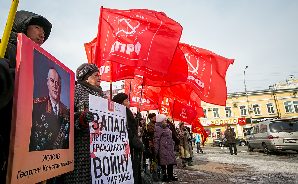 "Запад провоцирует гражданскую войну на Украине" - написано на плакатах демонстрантов, Фото с места события собственное