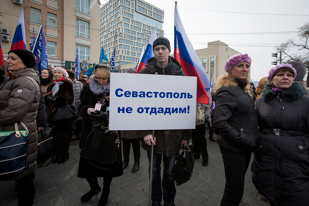 Порядка 5 тысяч человек поддержали жителей Украины в ходе митинга во Владивостоке, Фото с места события собственное