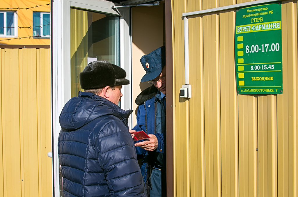 На территории "Бурят-Фармации" в настоящее время находятся сотрудники правоохранительных, Фото с места события собственное