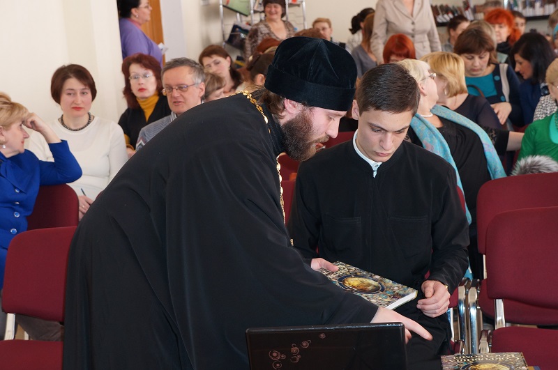 Гостей ждала презентация по православной тематике, Фото с места события собственное