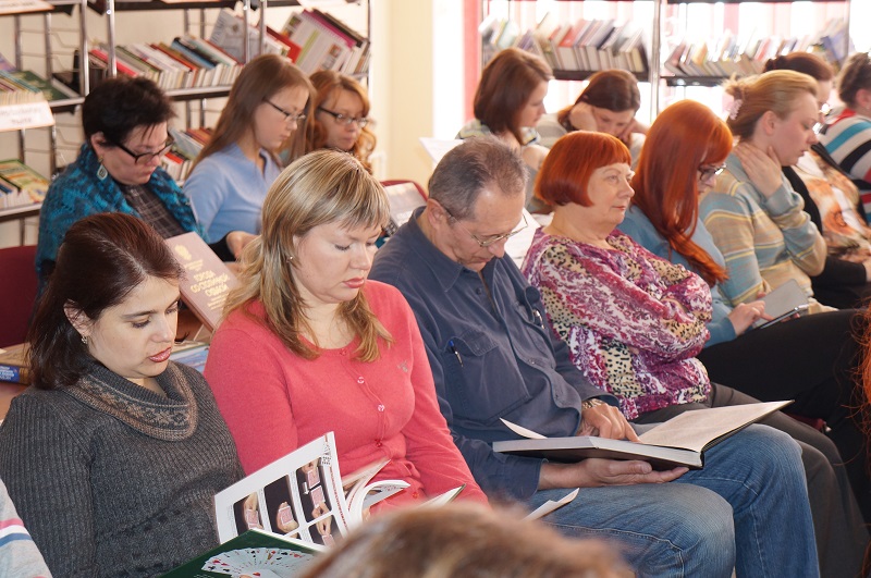 Многочисленные книги – для гостей, Фото с места события собственное