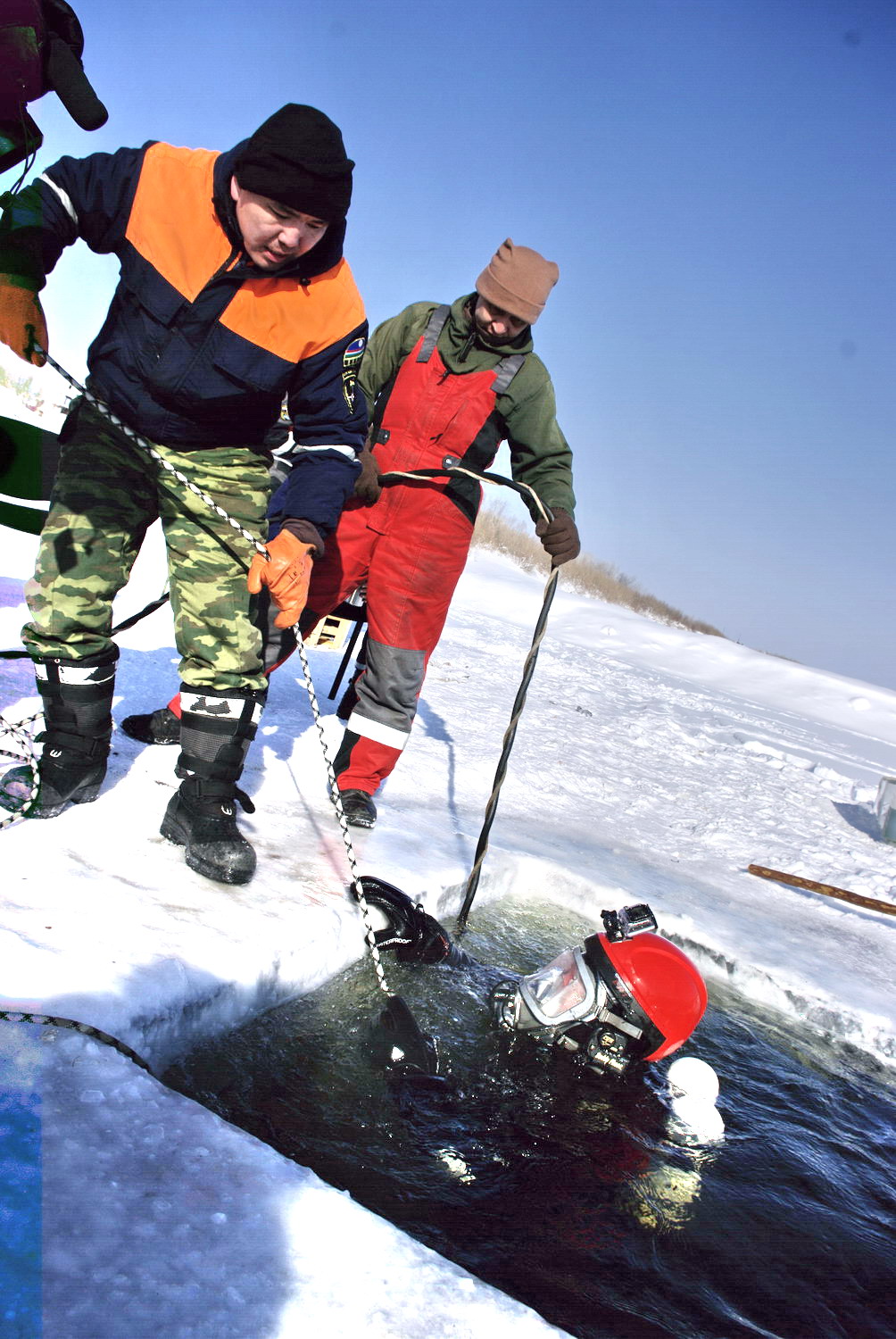 Водолазы Якутии приступили к тренировкам, Фото с места события из других источников