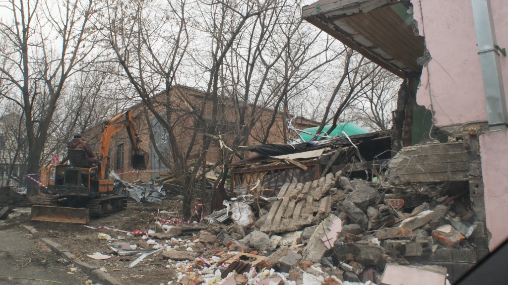 Рабочие заняты сносом, Фото с места события собственное