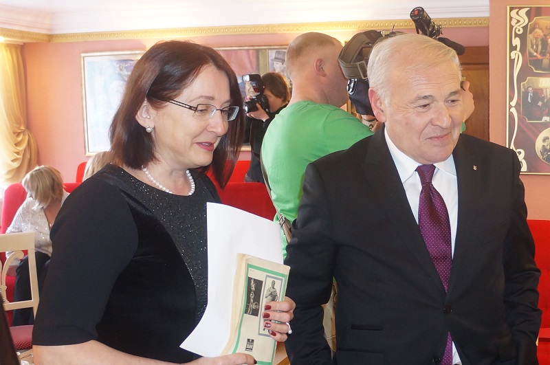 Директор музея Вера Смирнова и губернатор Колымы Владимир Печеный, Фото с места события собственное