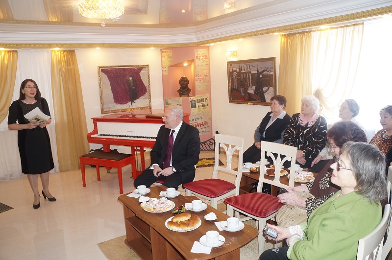 В музее собрались поклонники творчества, журналисты, Фото с места события собственное