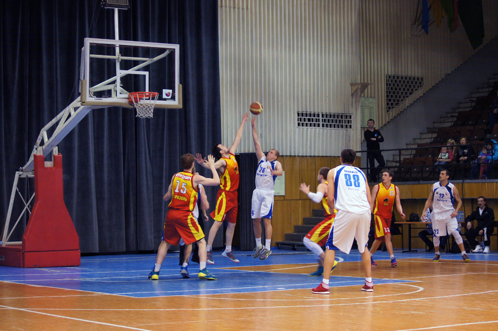 Александр Кузнецов из "Иркута" пытается забросить мяч, Фото с места события собственное