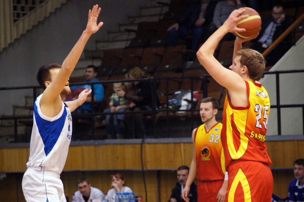 Алан Макиев пытается не пустить соперника, Фото с места события собственное