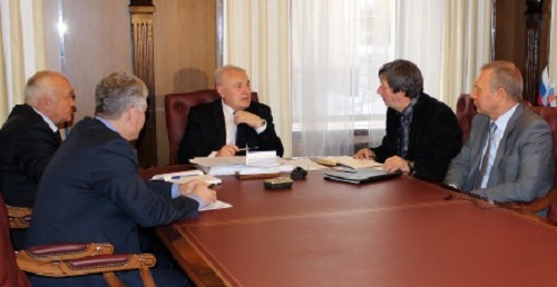 О планах доложил заместитель генерального директора компании Павлик Василий Макаров, Фото с места события из других источников