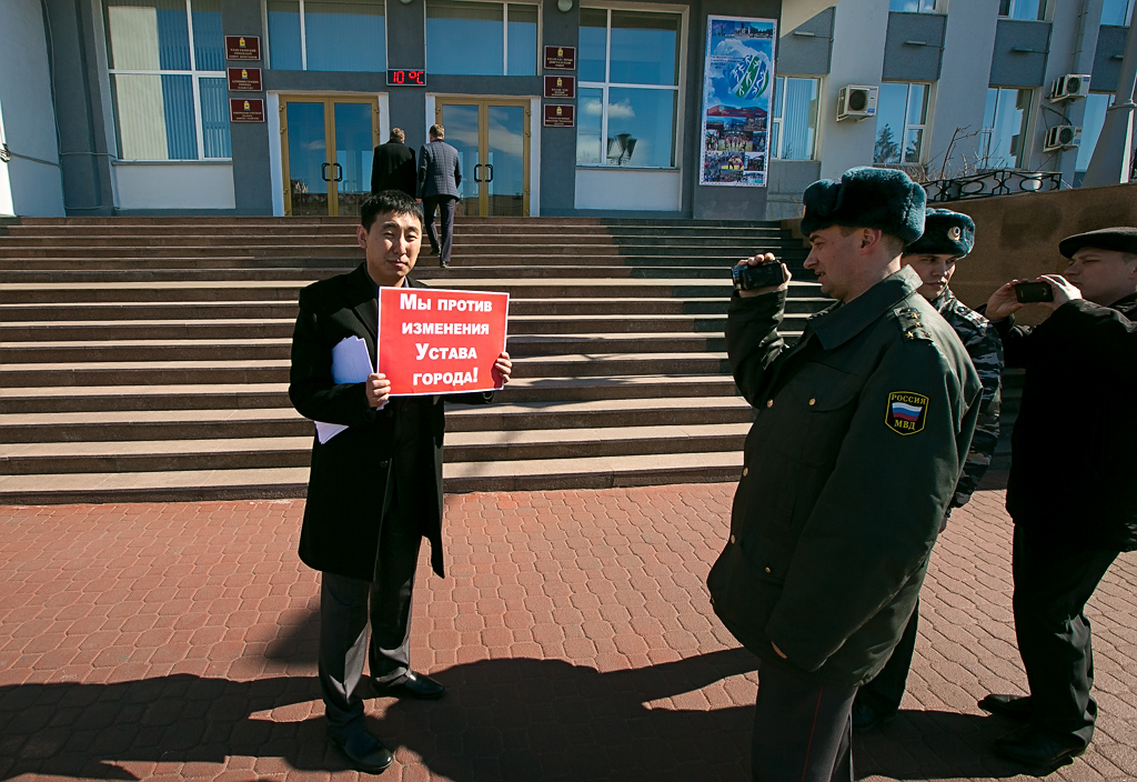 Одиночный пикет на крыльце Горсовета Анна Огородник, UlanMedia