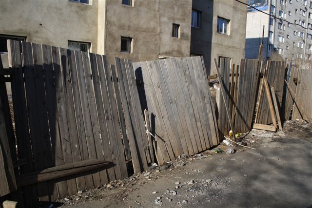 Заборы охраняют свалки, Фото с места события из других источников
