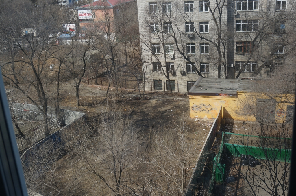 Двор долгостроя, Фото с места события собственное
