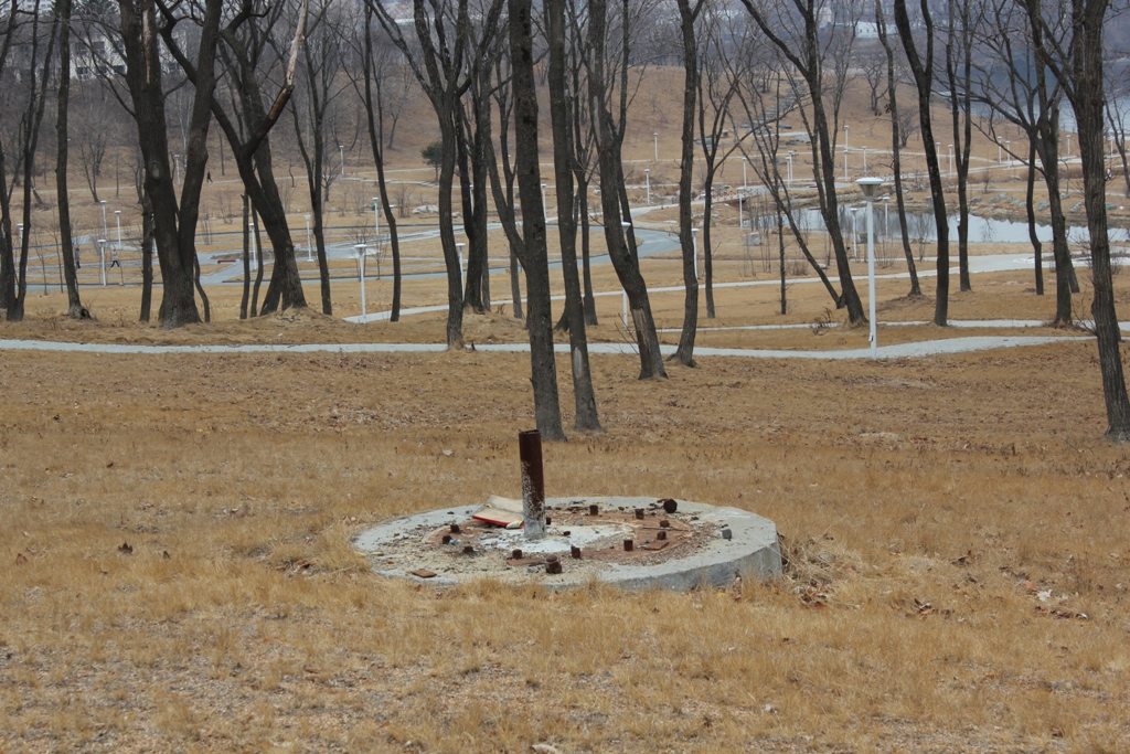 В парке встречаются такие неблагоустроенные уголки, Фото с места события собственное