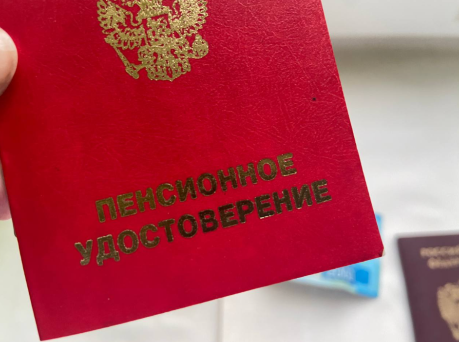 Неработающих пенсионеров утешили доплатой к пенсии в 8 100 рублей - дни выплат в декабре