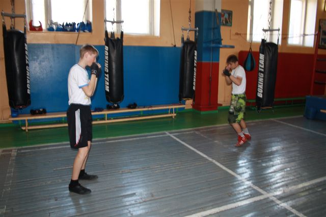 В зале бокса идут тренировки, Фото с места события собственное