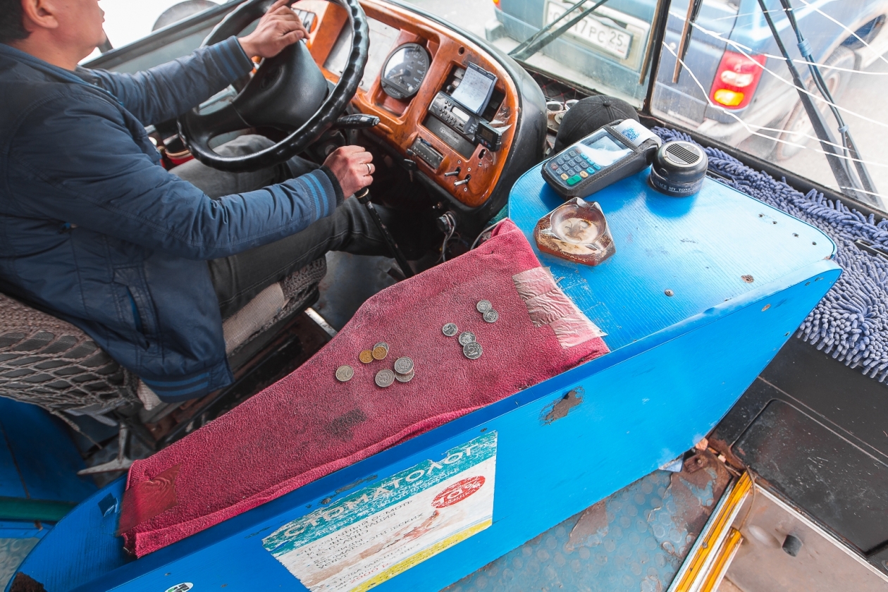 Водитель автобуса, лишенный прав, доставлен в полицию в Якутске Илья Аверьянов, ИА PrimaMedia