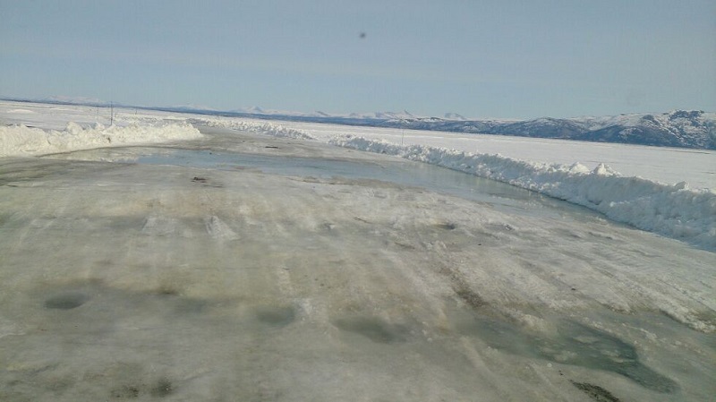 Сегодня ледовая переправа через реку Яна закрыта для всех видов транспорта, Фото с места события из других источников