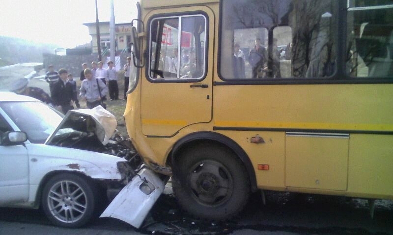 Легковушка протаранила автобус, Фото с места события из других источников