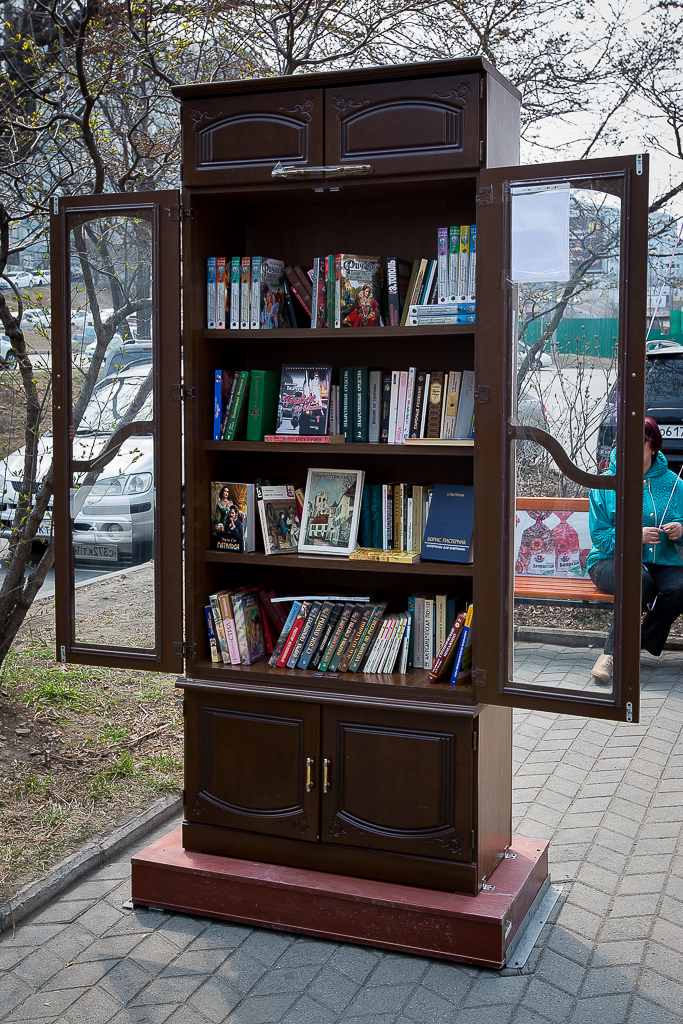 Книжный шкаф, Фото с места события собственное