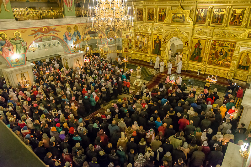 В Свято-Троицком кафедральном соборе на службе было около тысячи человек, Фото с места события собственное