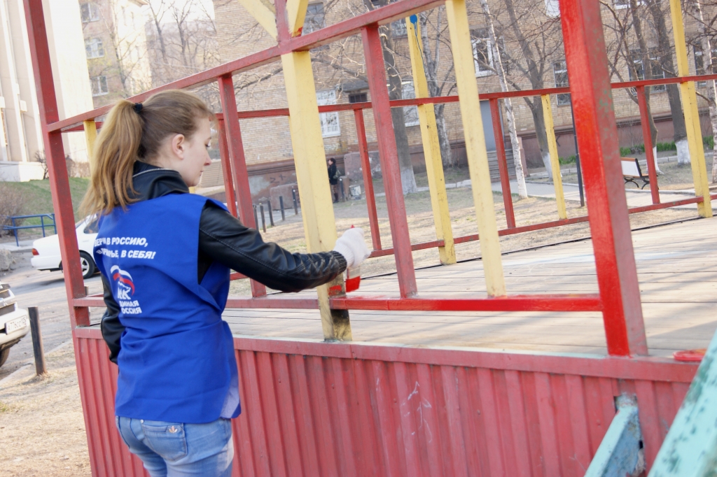 Несколько студентов вызвались покрасить парковую сцену и детскую песочницу, Фото с места события собственное