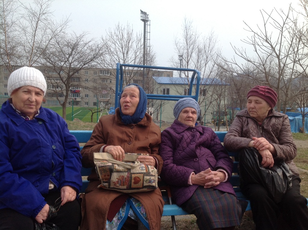 Пенсионеры Славянки оказались в строительной блокаде, Фото с места события из других источников