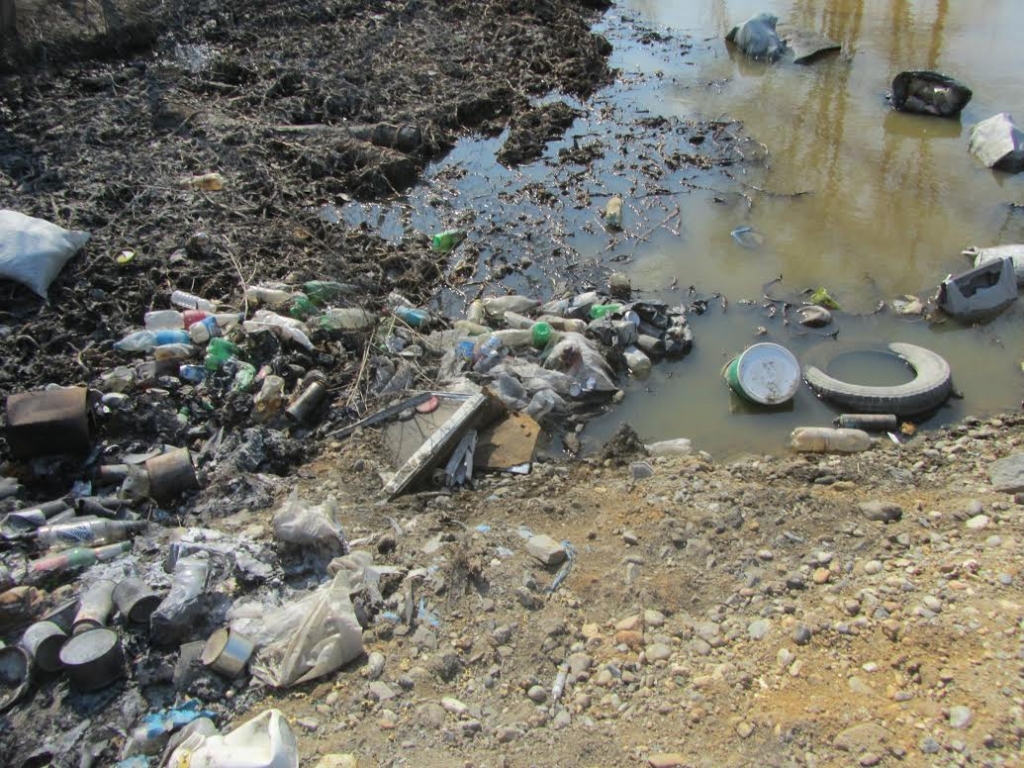 Берега озера "утопают" в мусоре, Фото с места события из других источников