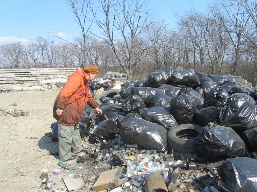 Мусор на берегу, Фото с места события из других источников