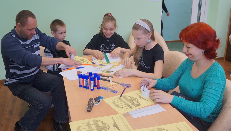 Участники составляют генеалогическую цепочку, Фото с места события собственное