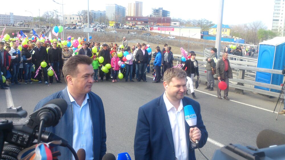 Колонны участников начали путь по Золотому мосту, Фото с места события из других источников