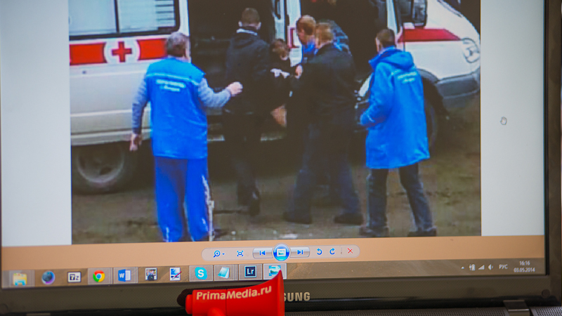 Бригада скорой помощи оказывает помощь пострадавшей, Фото с места события собственное