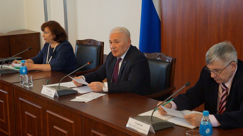 Губернатор Владимир Печеный на заседании совета по инновациям, Фото с места события собственное