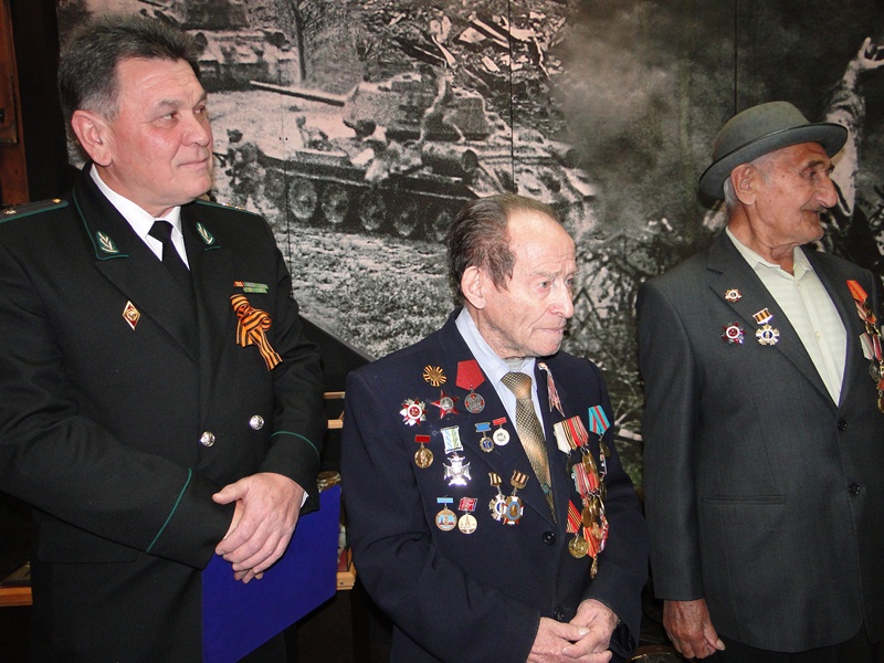 Сергей Попов с ветеранами Великой Отечественной войны, Фото с места события из других источников