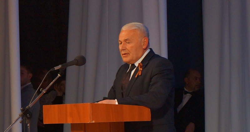 Губернатор Магаданской области Владимир Печеный, Фото с места события собственное