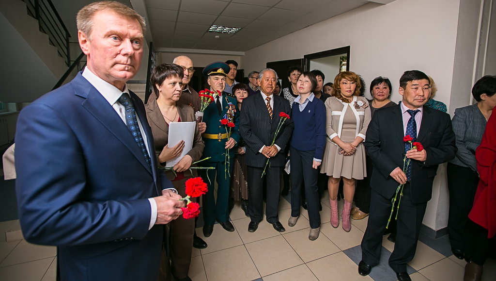 На торжественном мероприятии присутствовали ветераны ВОВ, журналисты, чиновники, Фото с места события собственное