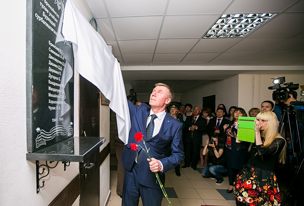 Мемориальную доску воинам-журналистам установили в Доме печати в Улан-Удэ , Фото с места события собственное