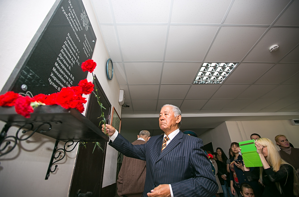 Мемориальную доску воинам-журналистам установили в Доме печати в Улан-Удэ , Фото с места события собственное