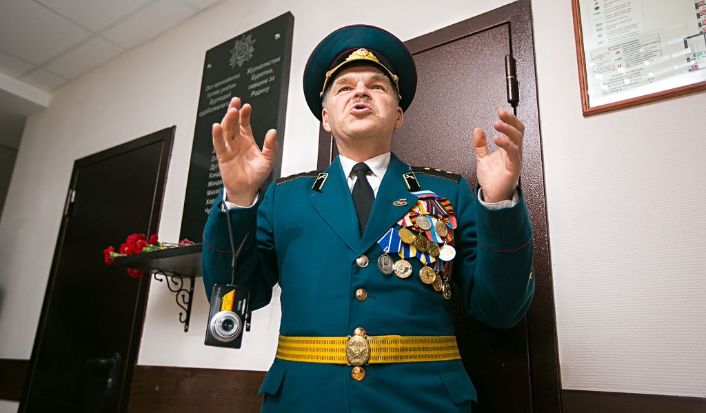 Мемориальную доску воинам-журналистам установили в Доме печати в Улан-Удэ , Фото с места события собственное