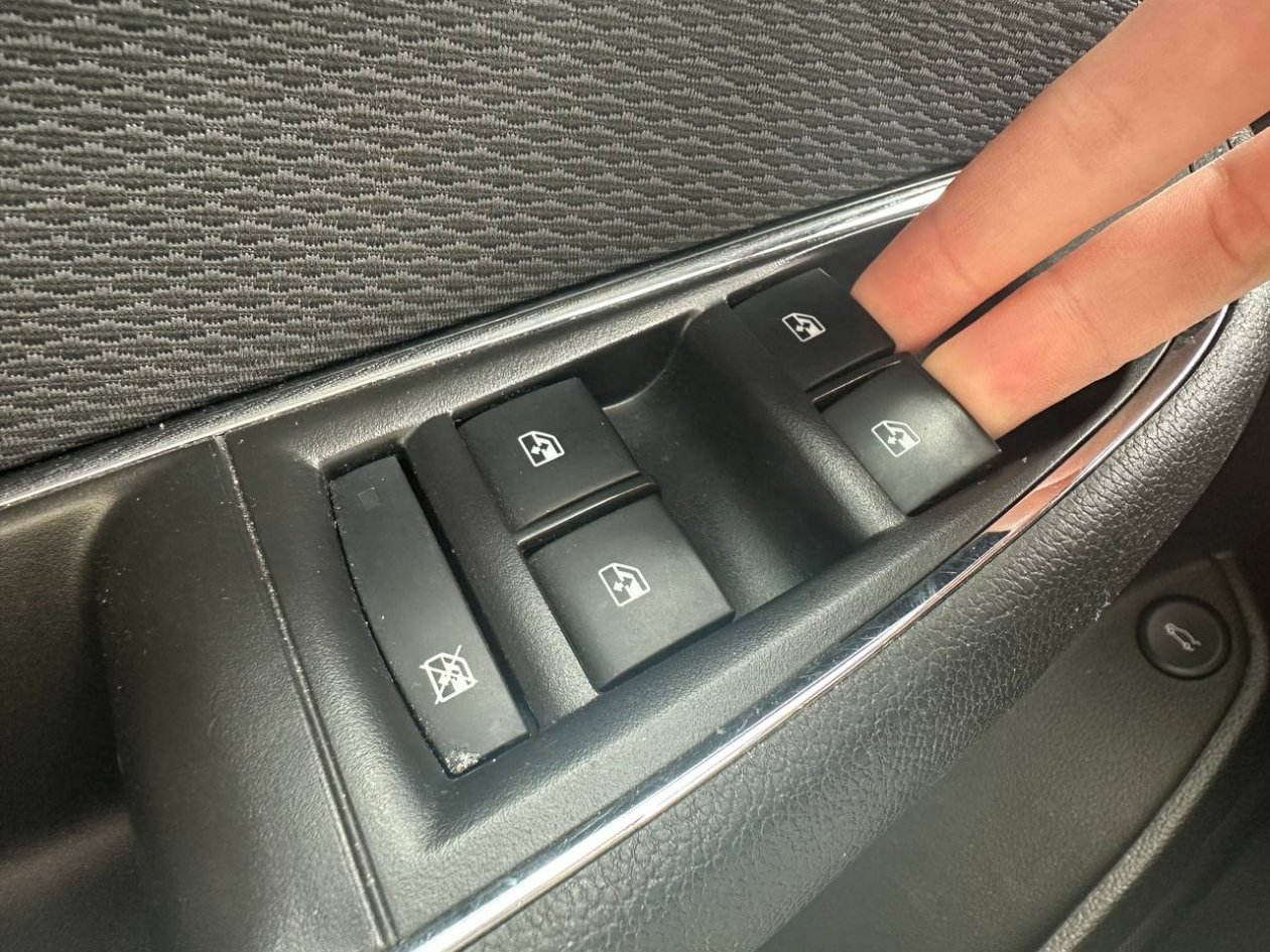 Вот зачем надо зажимать 2 кнопки стеклоподъемника: секретная функция авто ИА SevastopolMedia