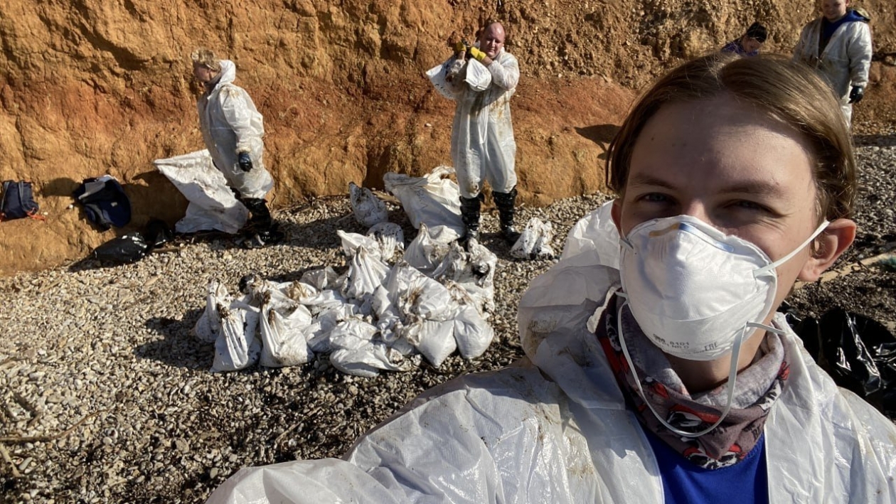 Студент ИГУ принимает участие в уборке Черноморского побережья от мазута Из личного архива Артема Мещерякова