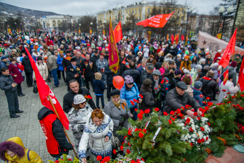 Возложение цветов у монумента Узел Памяти