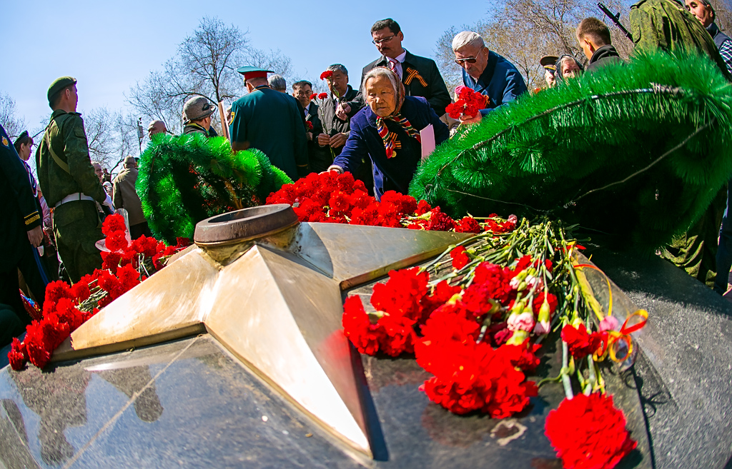 Вот так, едва заметно горел Вечный огонь 9 мая 2014 года. Многие даже не заметили невысоко, Фото с места события собственное