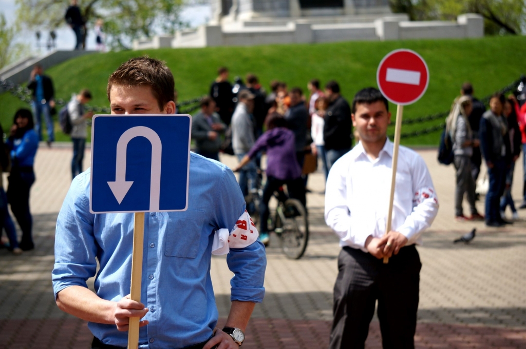 Члены "Молодой гвардии" вооружились знаками, символизирующими их отношение к акции, Фото с места события собственное