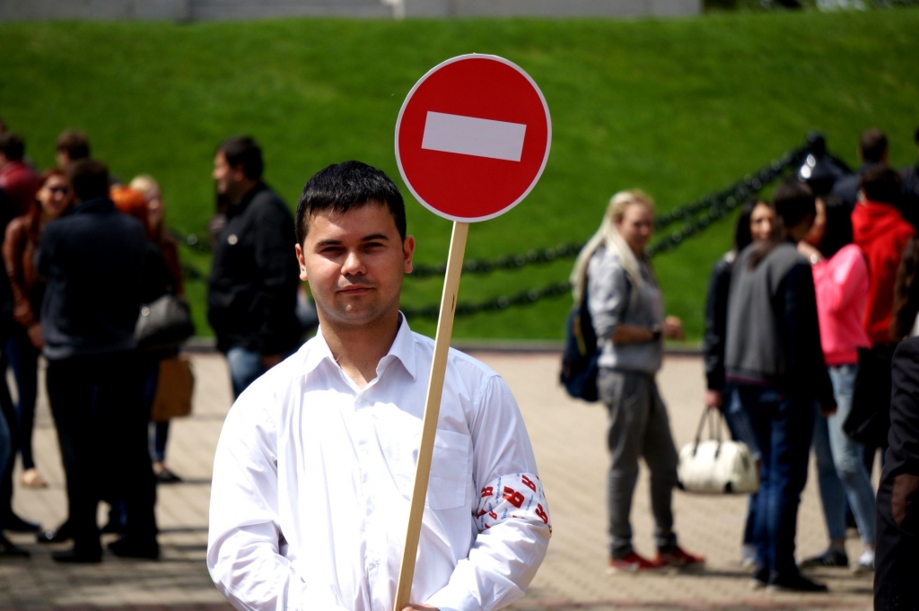 Александр Хорошев держит в руках знак "STOP", Фото с места события собственное