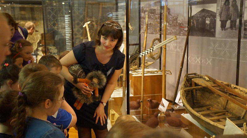 Работник музея проводит для малышей экскурсию "Сказка на ночь", Фото с места события собственное