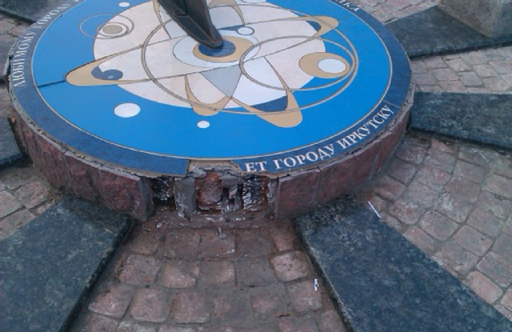 "Солнечные часы" разрушаются в Иркутске, Фото с места события из других источников
