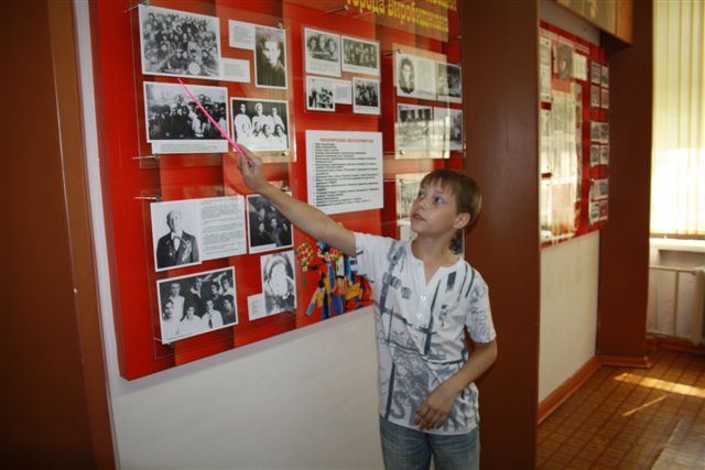 Даниил Ланин проводит экскурсию, Фото с места события собственное