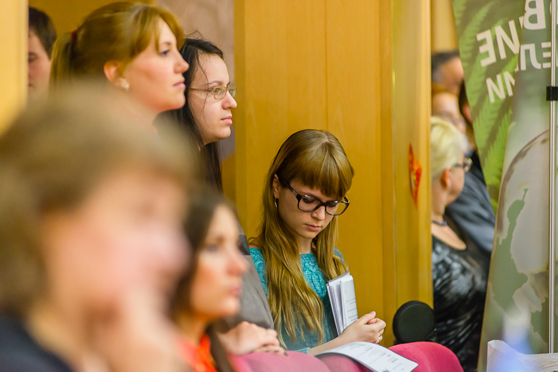 Студенты могли раздать свои резюме и заполнить анкеты, Фото с места события собственное