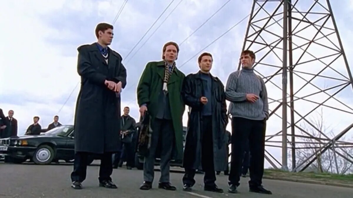 За кулисами &quotБригады&quot: почему Безруков и Вдовиченков стали врагами - целых 20 лет обиды кадр из сериала &quotБригада&quot (18+)